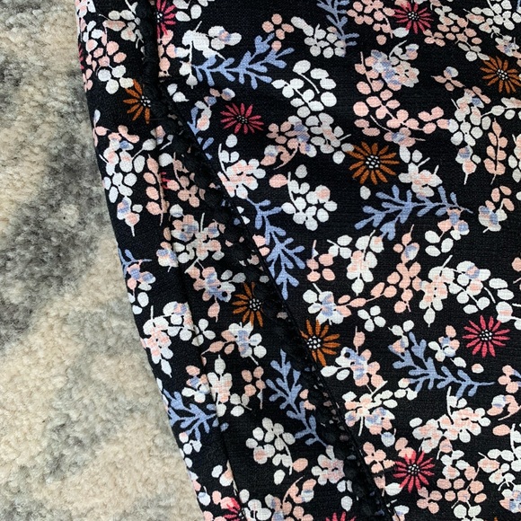 Loft floral skirt with pockets ! - Picture 3 of 3